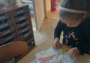 dziewczynka tworzy model układu oddechowego