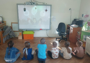 Dzieci oglądające film edukacyjny co to jest" Smog"