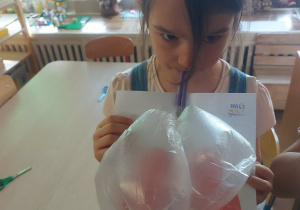 dziewczynka ze swoim modelem układu oddechowego