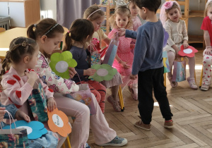 Chłopiec wręczający upominek