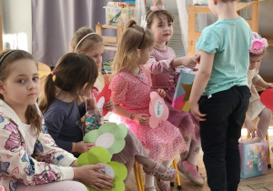 Chłopiec wręczający upominek