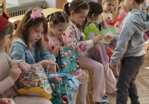 Chłopiec wręczający upominek