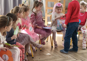 Chłopiec wręczający upominek