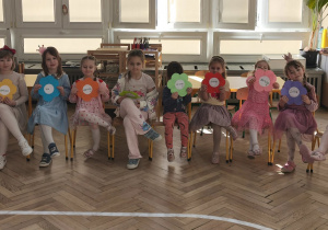 Dziewczynki z gr 2 siedzące na krzesełkach jak damy