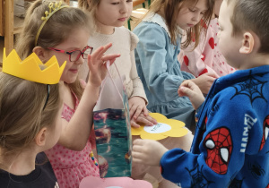 Chłopiec wręczający upominek