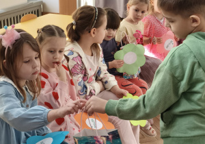 Chłopiec wręczający upominek