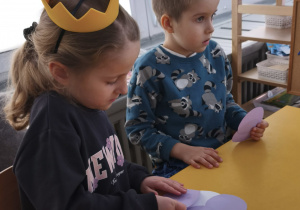 Chłopcy wykonujący bransoletki w parze z koleżanką