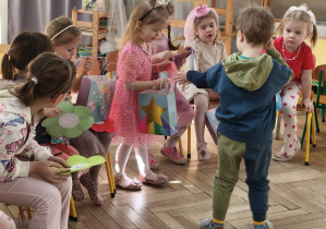 Chłopiec wręczający upominek