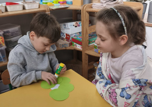 Chłopcy wykonujący kwiatki