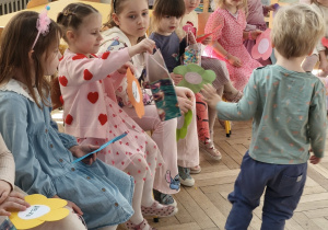 Chłopiec wręczający upominek