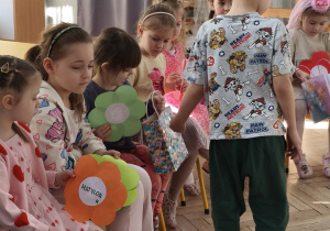 Chłopiec wręczający upominek