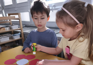 Chłopcy wykonujący kwiatki