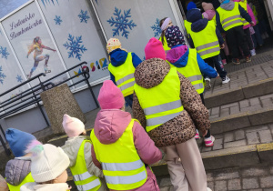 Dzieci wychodzące do budynku lodowiska