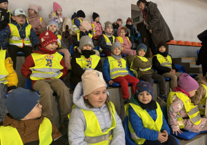 Dzieci oglądające występy gr1