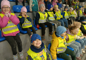 Dzieci oglądające występy