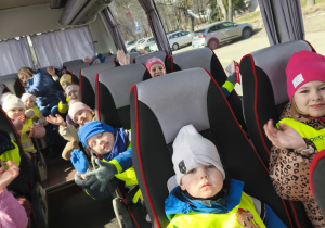 Dzieci wracające autokarem do przedszkola