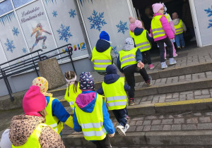 dzieci wychodzące do budynku lodowiska