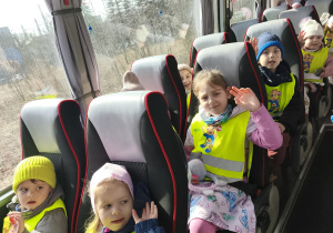 Dzieci wracające autokarem do przedszkola