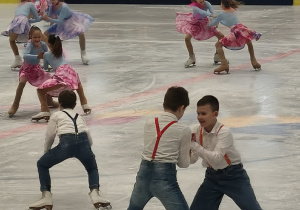 Występy uczniów z jazdy figurowej na lodzie