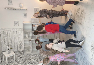 Przechylony pokój - zdjęcie grupy dzieci sprawiających wrażenie chodzenia po ściani