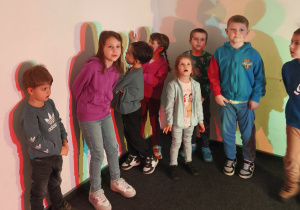 Dzieci bawiące się cieniami