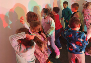 Dzieci bawiące się cieniami