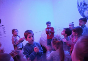 Dzieci wywołują burzę oklaskami