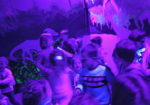 Zabawa w sali odblaskowej