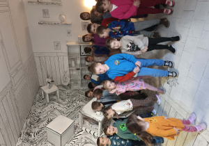 Przechylony pokój - zdjęcie grupy dzieci sprawiających wrażenie chodzenia po ścianie