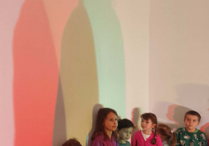 Dzieci bawiące się cieniami