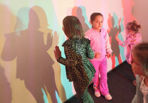 Dzieci bawiące się cieniami