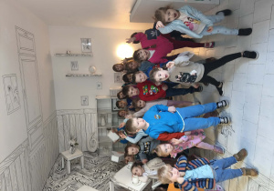 Przechylony pokój - zdjęcie grupy dzieci sprawiających wrażenie chodzenia po ściani