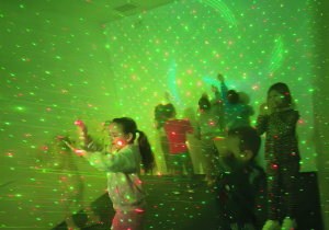 Zabawa w sali z laserami