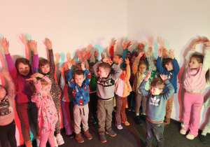 Dzieci bawiące się cieniami