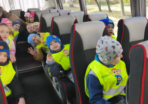 Dzieci w autokarze