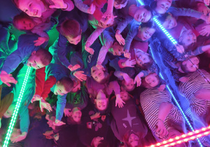 Dzieci w sali iluzji - lustra