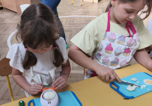 Dzieci kroją jajka szatkownicą