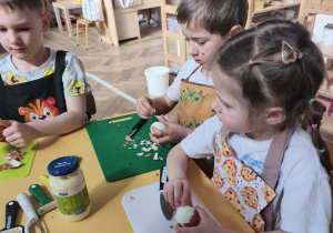 Dzieci obierają ugotowane jaka