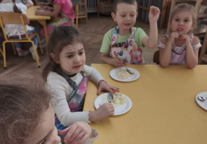 Degustacja sałatki - wspólne spożywanie posiłku