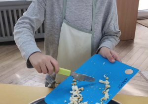 Dzieci wrzucają pokrojone produkty do miski