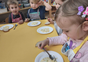Degustacja sałatki - wspólne spożywanie posiłku