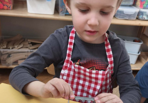 Dzieci kroją jajka szatkownicą