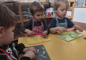 Dzieci obierają i kroją ogórki