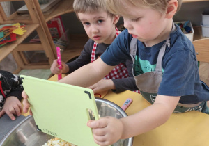 Dzieci wrzucają pokrojone produkty do miski