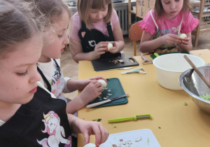 Dzieci obierają ugotowane jaka