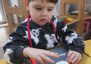 Dzieci kroją jajka szatkownicą