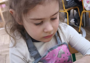 Dzieci kroją jajka szatkownicą