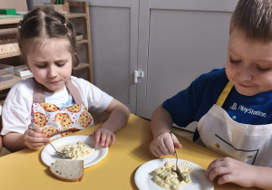 Degustacja sałatki - wspólne spożywanie posiłku