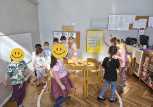 Na zdjęciu widzimy dziewczynki, które wykonują zadania wymyślone przez chłopców.