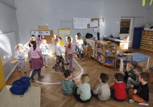 Na zdjęciu widzimy dziewczynki, które wykonują zadania wymyślone przez chłopców.